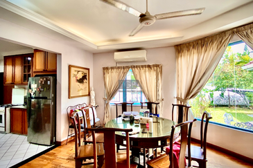 Jalan Bunga Kaca Piring