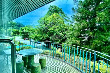 Jalan Bunga Kaca Piring