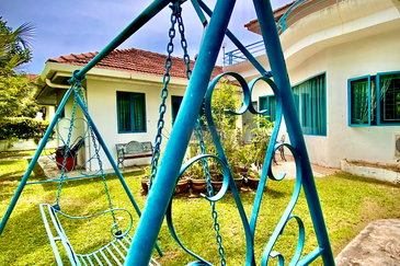 Jalan Bunga Kaca Piring