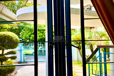 Jalan Bunga Kaca Piring