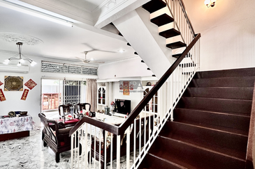 Corner Double-Storey Bungalow off Gurney Drive & Kelawei Road.