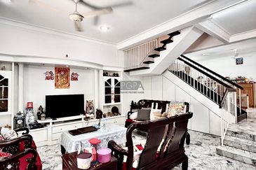 Corner Double-Storey Bungalow off Gurney Drive & Kelawei Road.