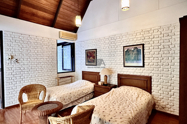 Exquisite 2.7-acre Coastal Estate Offering Breathtaking Seaviews in Gertak Sanggul.