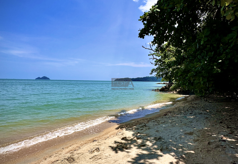 Exquisite 2.7-acre Coastal Estate Offering Breathtaking Seaviews in Gertak Sanggul.