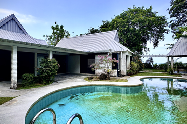 Exquisite 2.7-acre Coastal Estate Offering Breathtaking Seaviews in Gertak Sanggul.