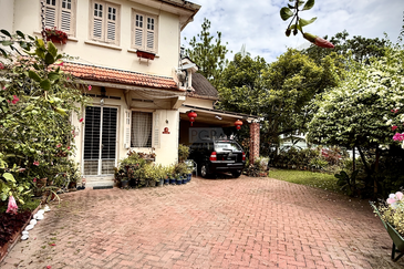 Charming Corner Terraced House with Park View in Pulau Tikus.
