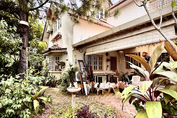 Charming Corner Terraced House with Park View in Pulau Tikus.