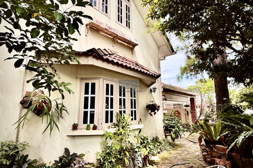Charming Corner Terraced House with Park View in Pulau Tikus.