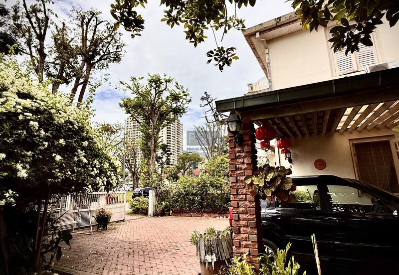 Charming Corner Terraced House with Park View in Pulau Tikus.