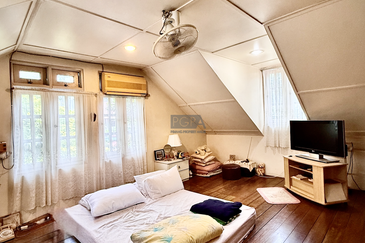 Charming Corner Terraced House with Park View in Pulau Tikus.