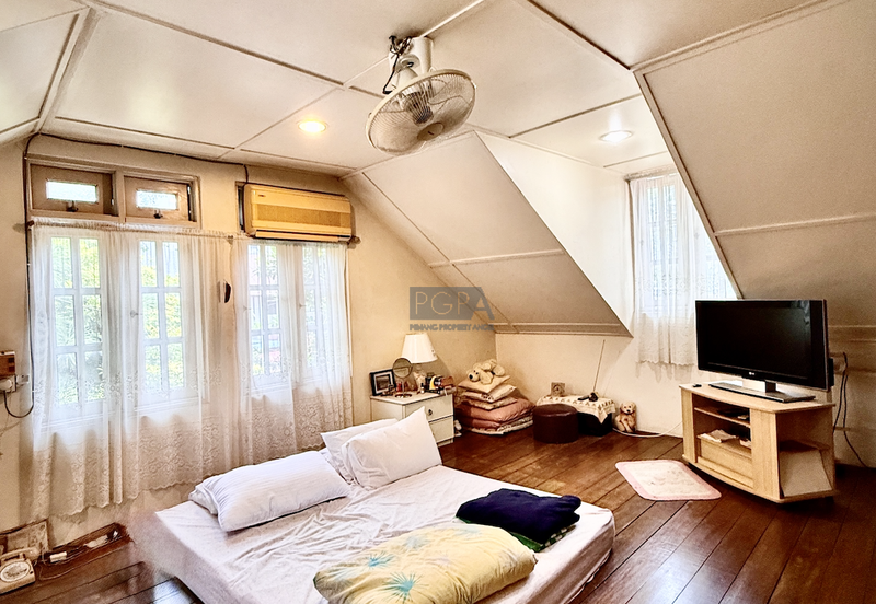 Charming Corner Terraced House with Park View in Pulau Tikus.