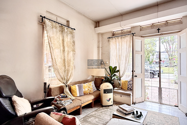 Charming Corner Terraced House with Park View in Pulau Tikus.