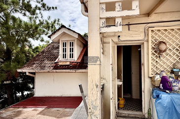 Charming Corner Terraced House with Park View in Pulau Tikus.