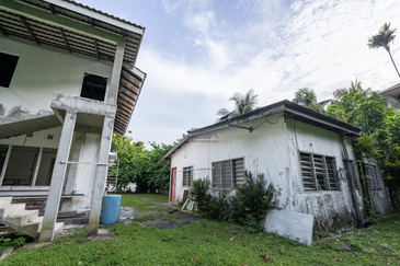Rare Beachfront Bungalow in Batu Ferringhi – A Hidden Gem with Limitless Potential.