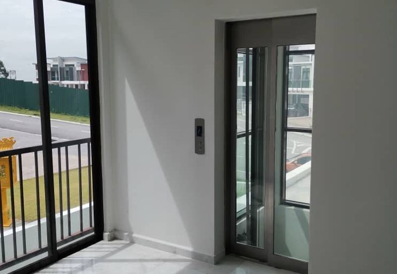 3.5 Storey Semi- D  Kingsley Hills, Putra Heights 