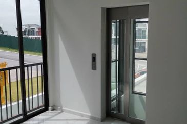 3.5 Storey Semi- D  Kingsley Hills, Putra Heights 