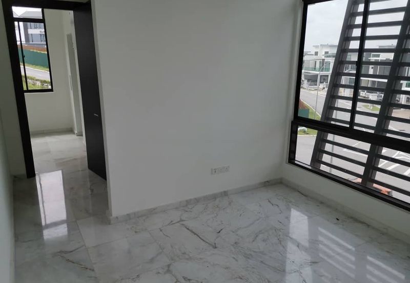 3.5 Storey Semi- D  Kingsley Hills, Putra Heights 