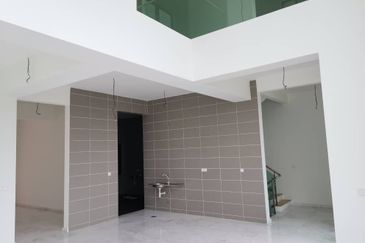 3.5 Storey Semi- D Kingsley Hills Putra Height 