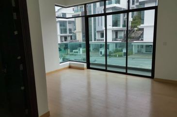 3.5 Storey Semi- D Kingsley Hills Putra Height 