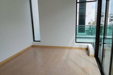 3.5 Storey Semi- D Kingsley Hills Putra Height 