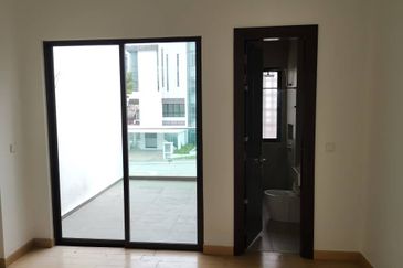 3.5 Storey Semi- D Kingsley Hills Putra Height 