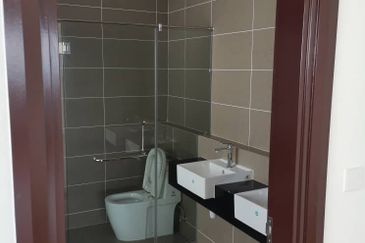 3.5 Storey Semi- D Kingsley Hills Putra Height 