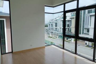 3.5 Storey Semi- D Kingsley Hills Putra Height 