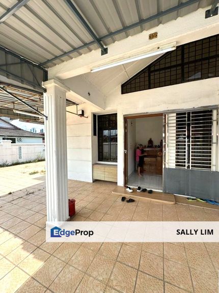 Taman Molek 1.5 Storey Terrace End Lot With 20Ft Extra Land, Johor, Johor Bahru