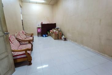 Taman Perwira, Labis