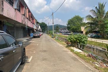 Taman Aman Jalan Bunga Kiambang Senai Double Storey Shop Lot