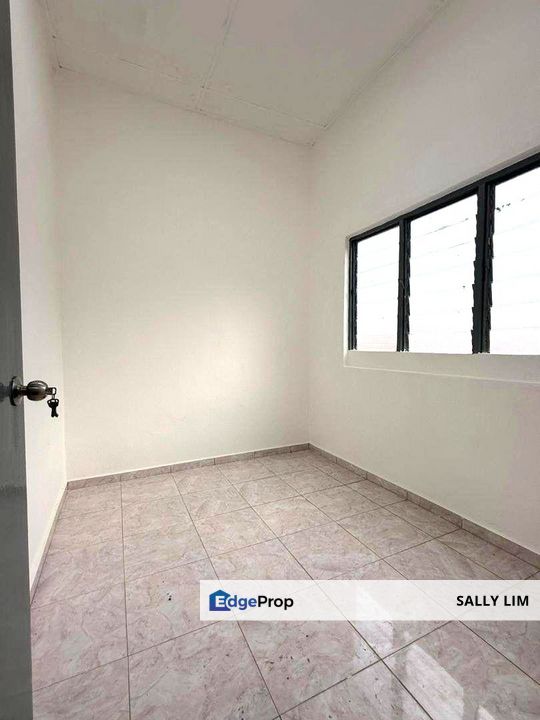 Taman Bukit Mewah Low Cost Flat Behind Paradigm Mall, Johor, Tampoi