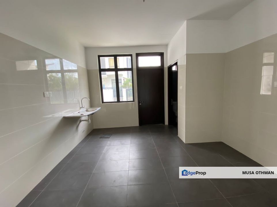 Basic Unit, 2 Storey End Lot, Laman Glenmarie,Shah Alam, Selangor, Glenmarie