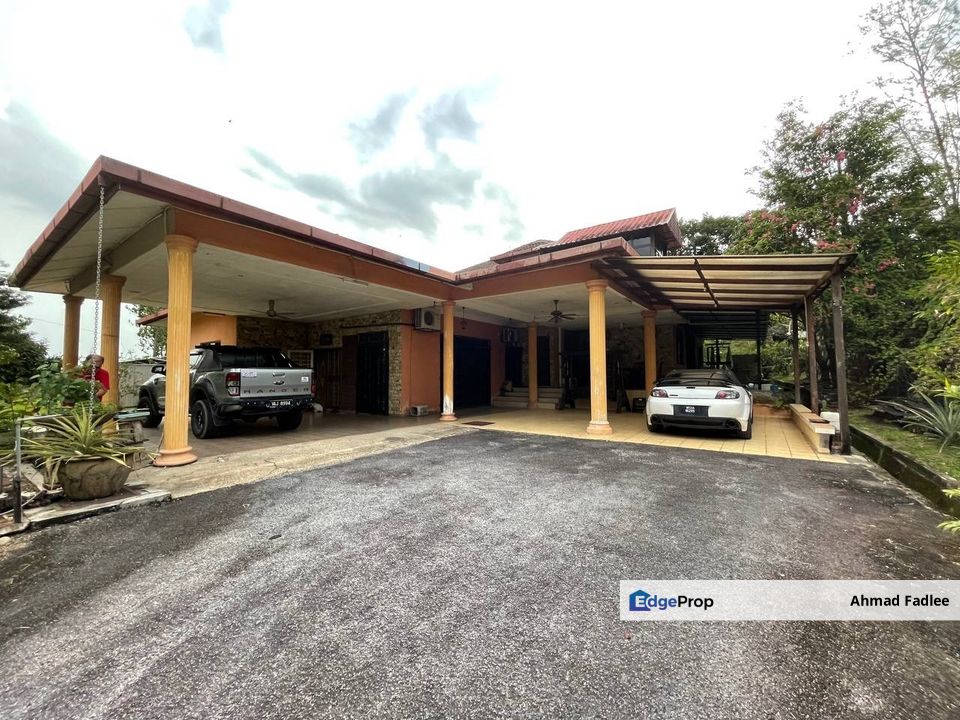 HUGE LAND 1.5 Storey Bungalow Sungai Kantan Kajang, Selangor, Kajang
