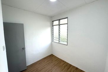 Flat Larkin Perdana