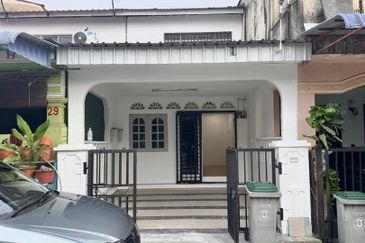 Jalan Bunga Raya, Taman Sri Lalang, Ayer Hitam