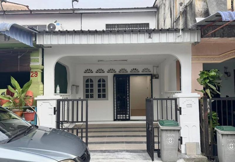 Jalan Bunga Raya, Taman Sri Lalang, Ayer Hitam