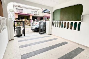 Jalan Bunga Raya, Taman Sri Lalang, Ayer Hitam