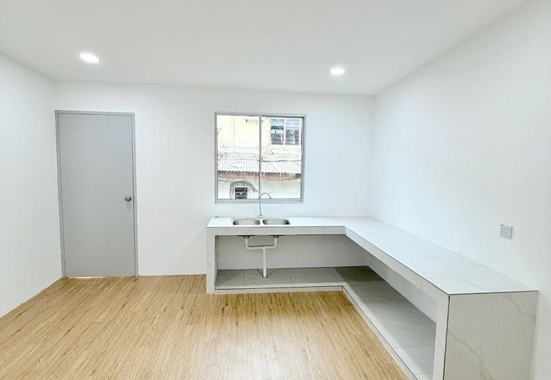 Jalan Chenderawasih, Taman Mewah, Labis