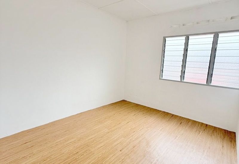 Jalan Chenderawasih, Taman Mewah, Labis