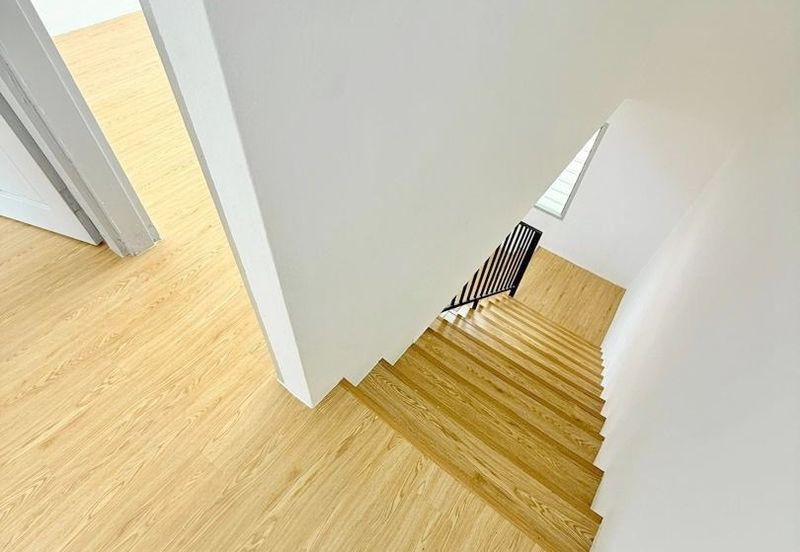 Jalan Chenderawasih, Taman Mewah, Labis