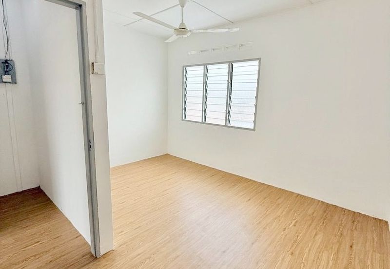 Jalan Chenderawasih, Taman Mewah, Labis