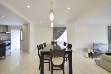 Merak Kayangan Court