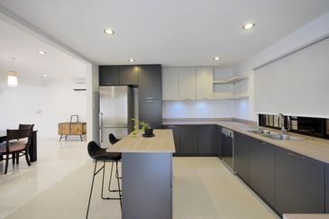 Merak Kayangan Court