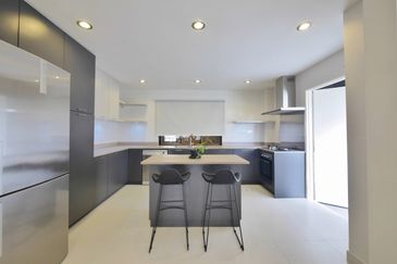 Merak Kayangan Court