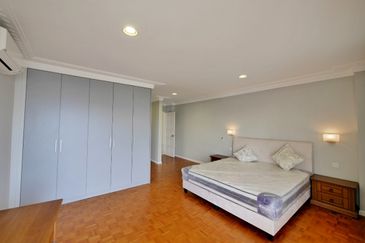 Merak Kayangan Court