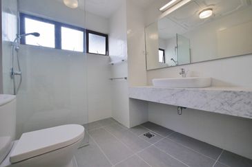 Merak Kayangan Court