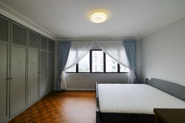 Merak Kayangan Court