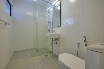 Merak Kayangan Court