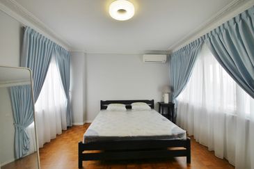 Merak Kayangan Court