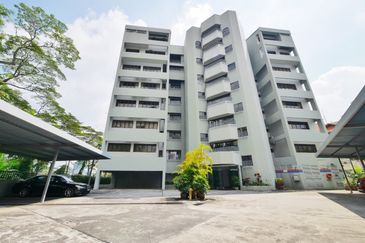 Merak Kayangan Court